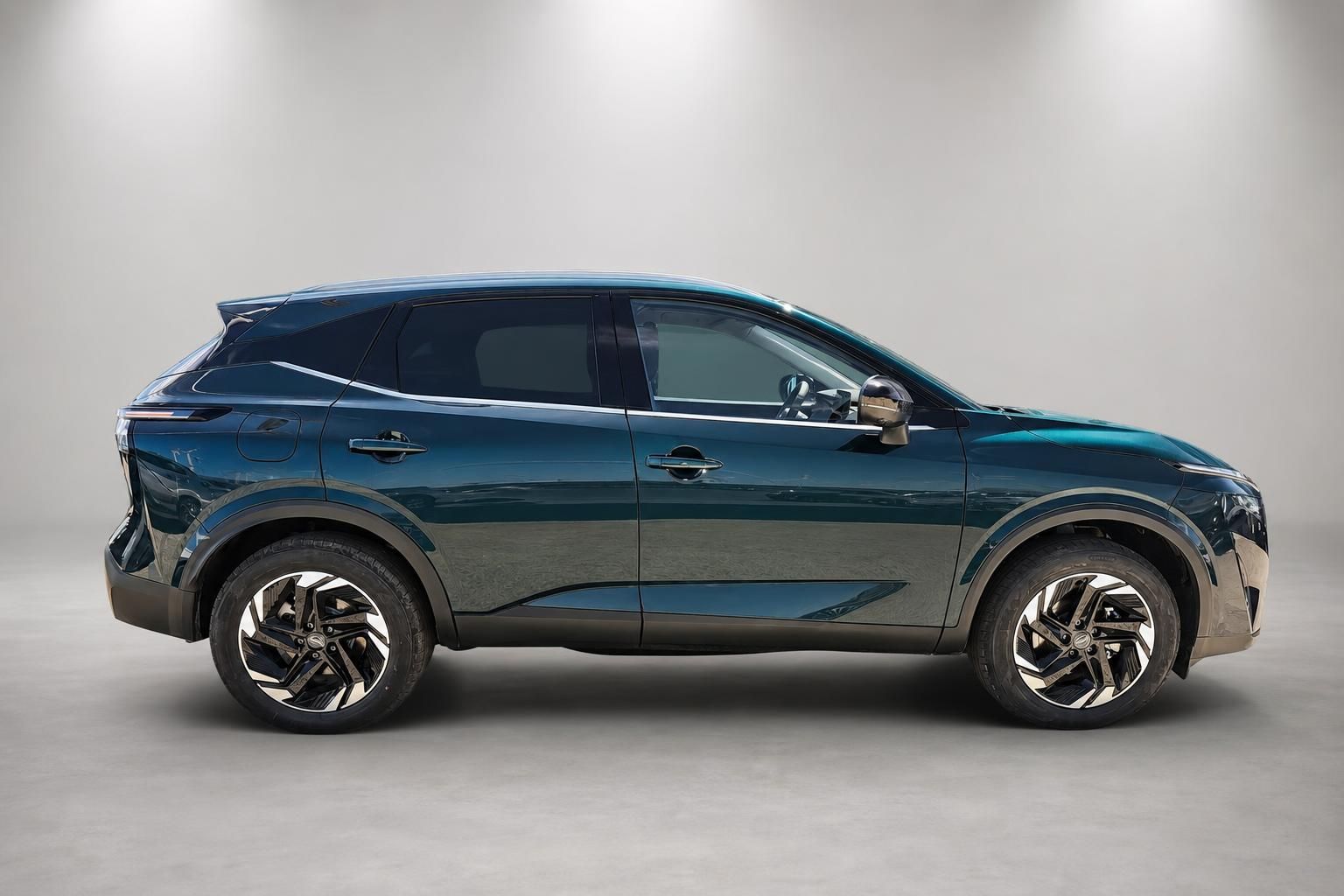 Nissan Qashqai SUV, seitliche Studioaufnahme in Gruen