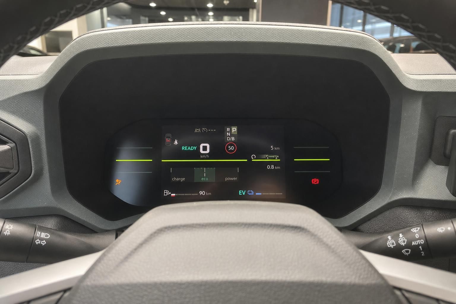 Digitales Kombiinstrument mit Fahrmodus-Anzeige im Elektrofahrzeug