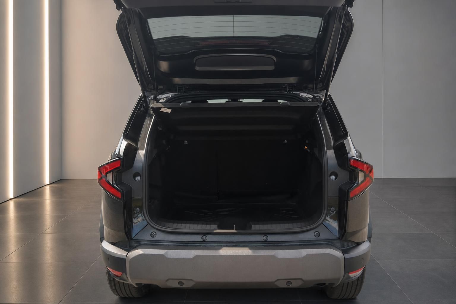 Kofferraum eines schwarzen SUV mit geoeffneter Heckklappe im Showroom