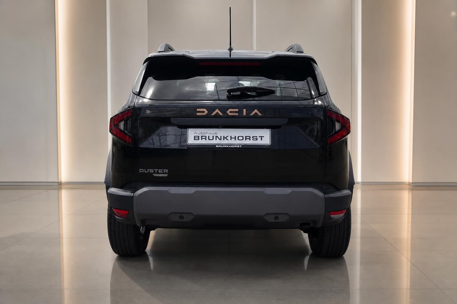 Dacia Duster schwarz Heckansicht im Autohaus Brunkhorst