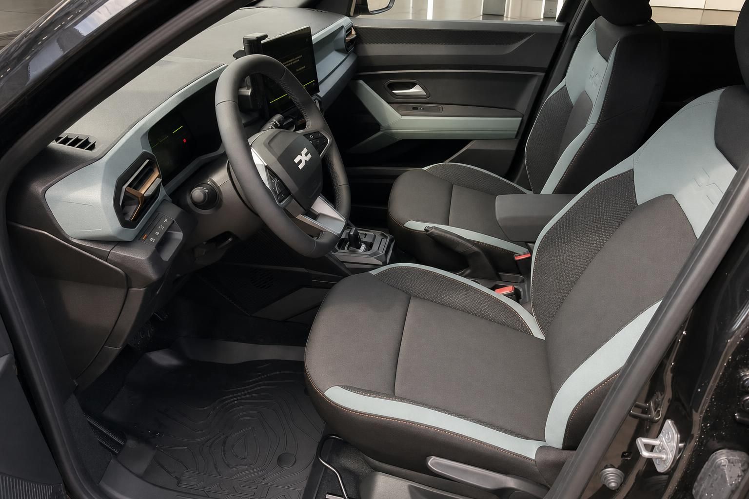 Dacia Duster Innenraum Vordersitze und Cockpit Detailansicht
