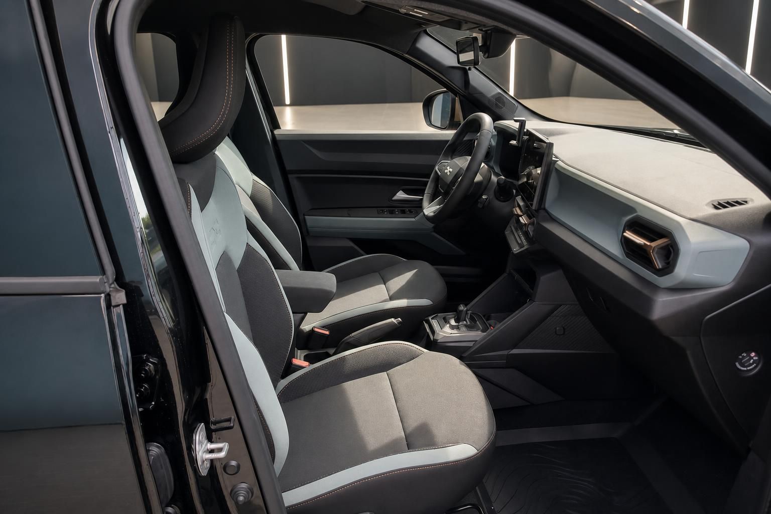 Dacia Innenraum Vordersitze und Armaturenbrett im Detail