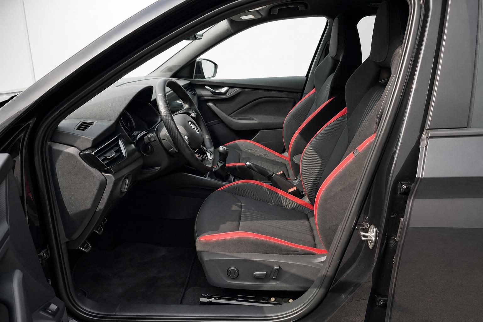 Skoda Innenraum Vordersitze schwarz rot Cockpit Ansicht