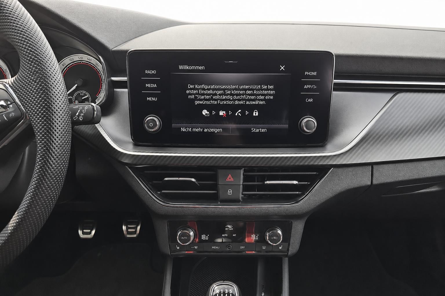 Skoda Cockpit mit Infotainment-Display und Sportlenkrad im Detail