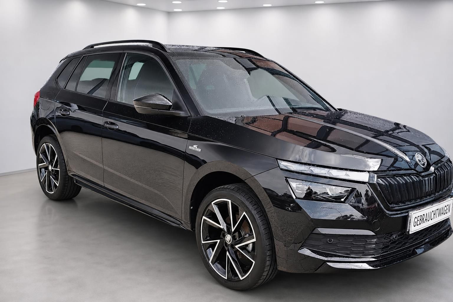 Skoda Kamiq schwarz Frontansicht Gebrauchtwagen Studioaufnahme