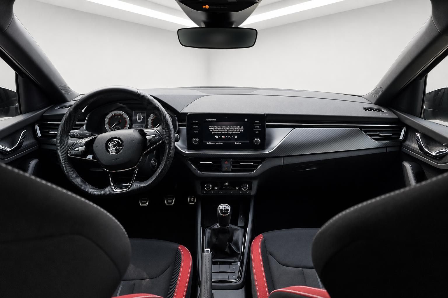 Skoda Innenraum mit Sportsitzen, Lenkrad und Cockpit Ansicht