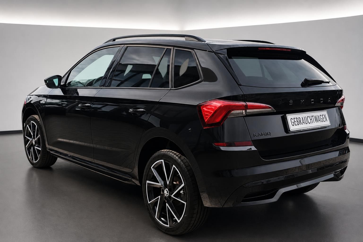 Skoda Kamiq schwarz Heckansicht Gebrauchtwagen mit Panoramadach