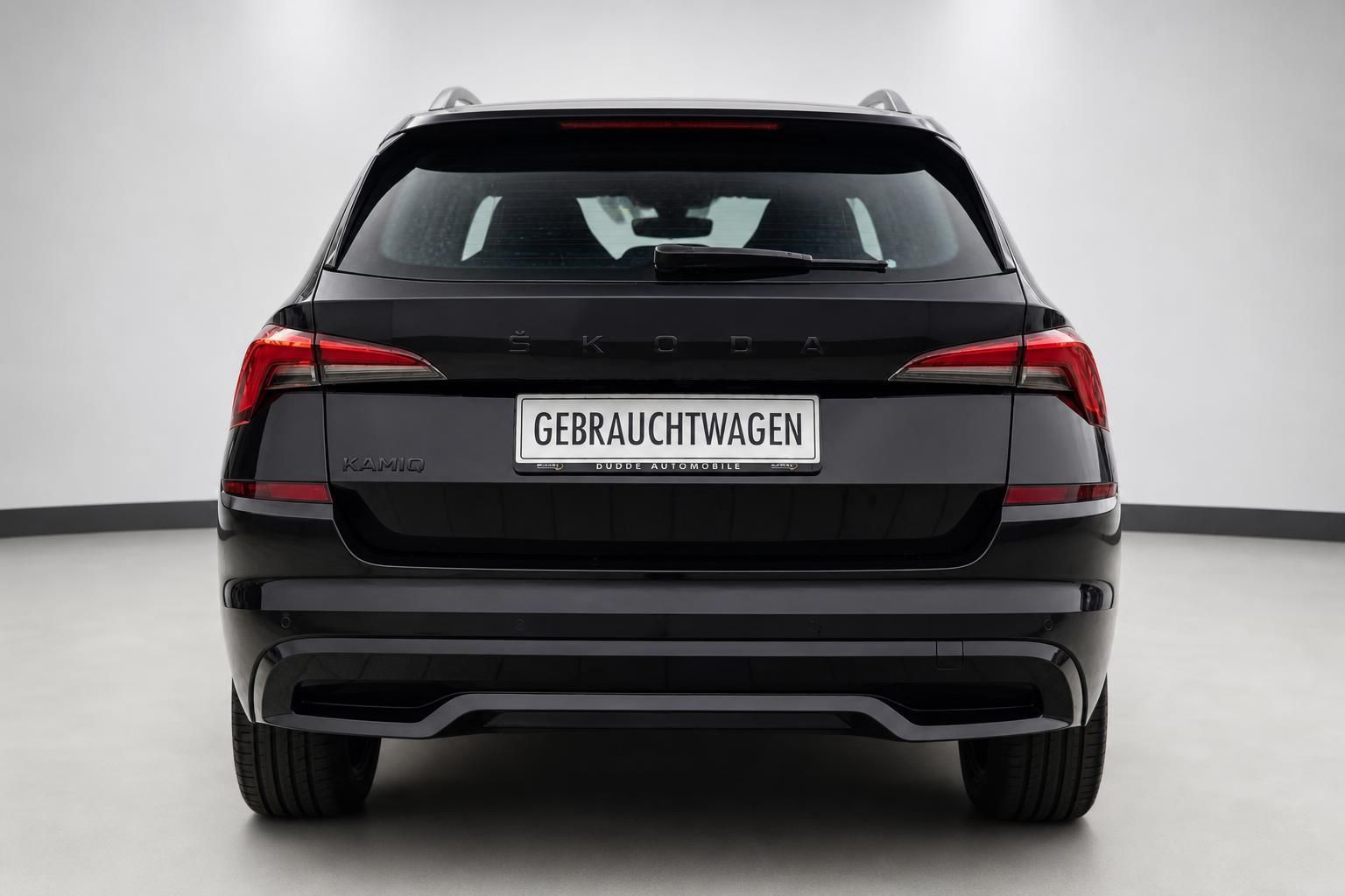 Skoda Kamiq schwarz Heckansicht Gebrauchtwagen Studio