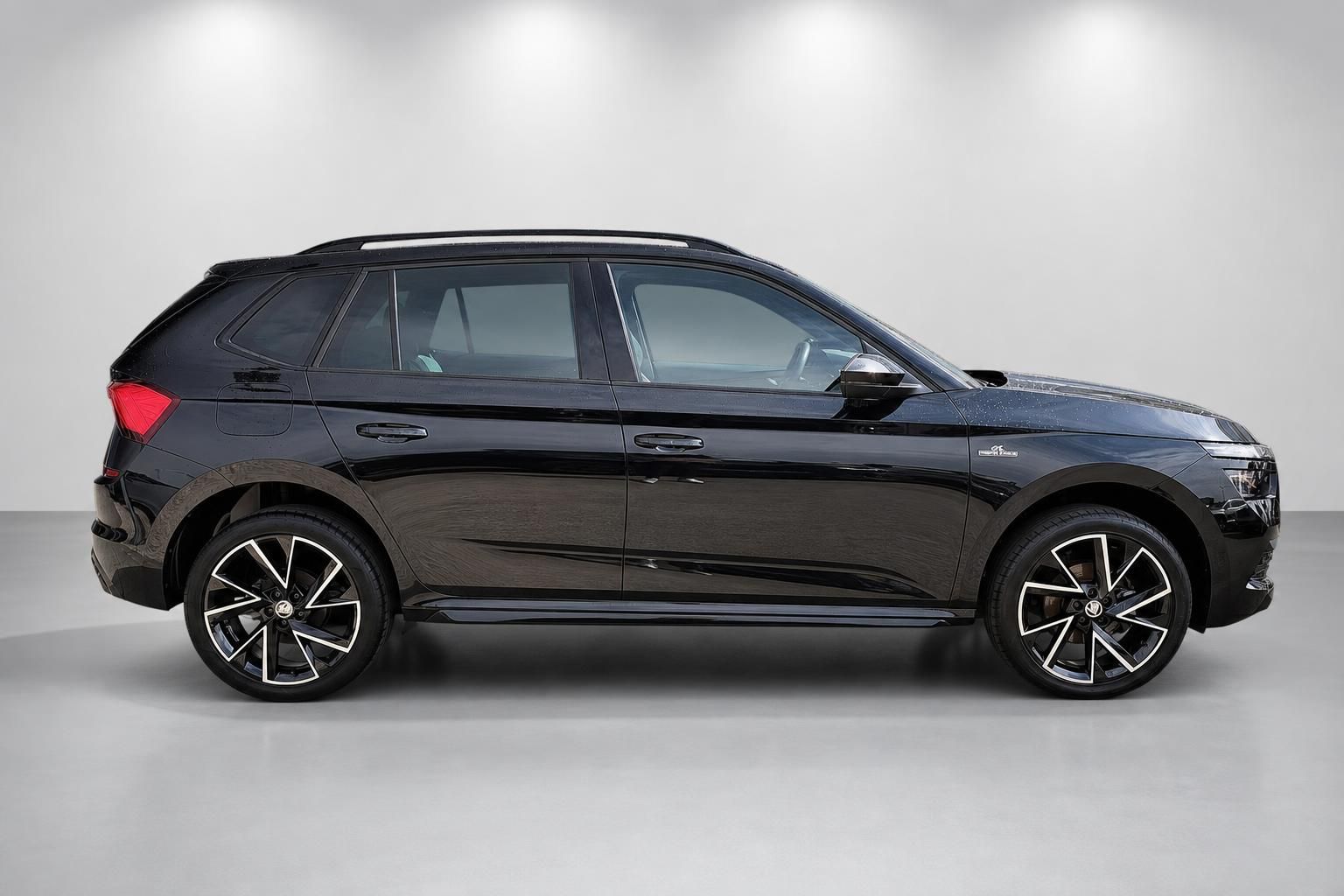 Skoda Kamiq schwarz Seitenansicht mit Alufelgen Studio