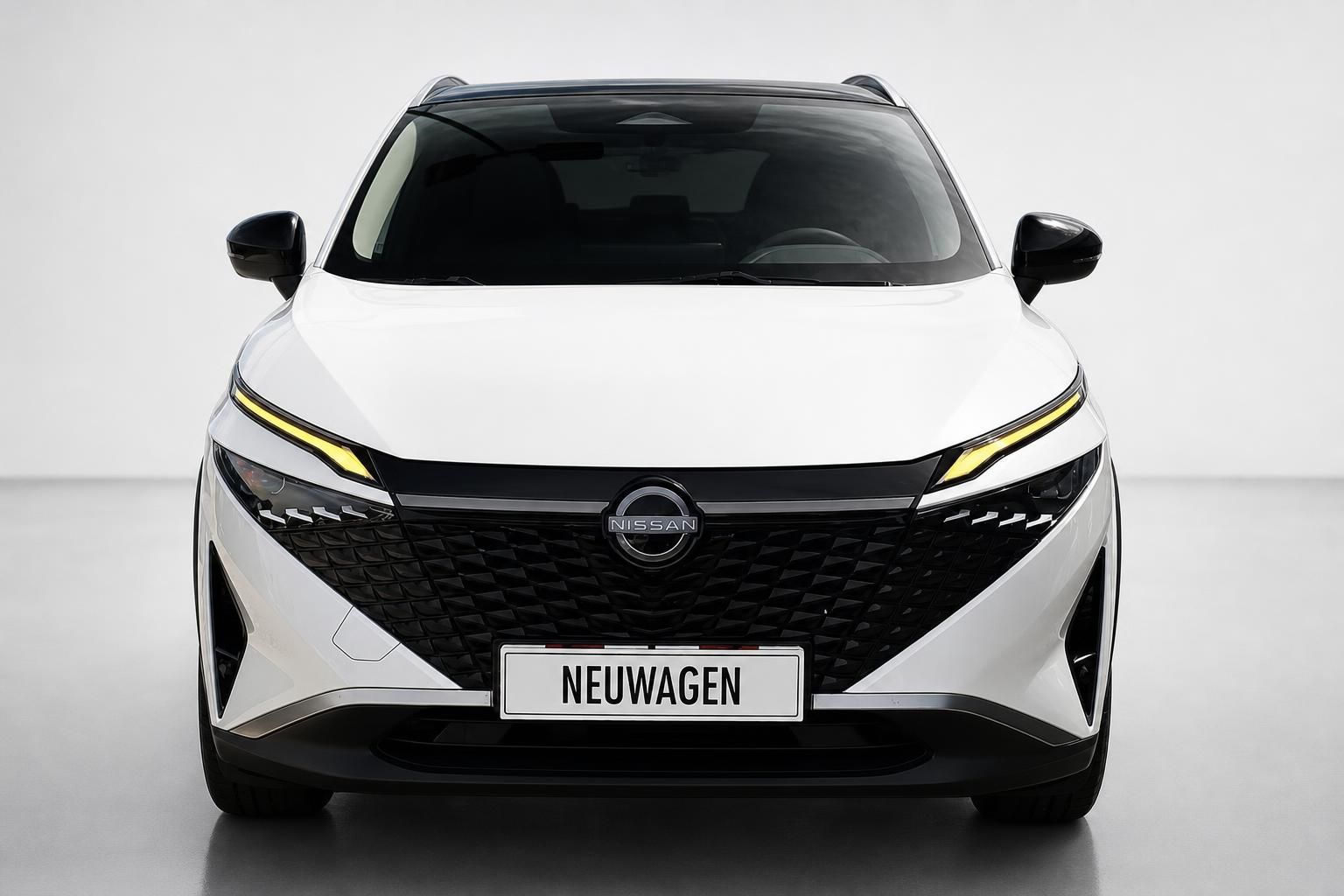 Nissan Qashqai weiß, direkte Frontansicht im Studio