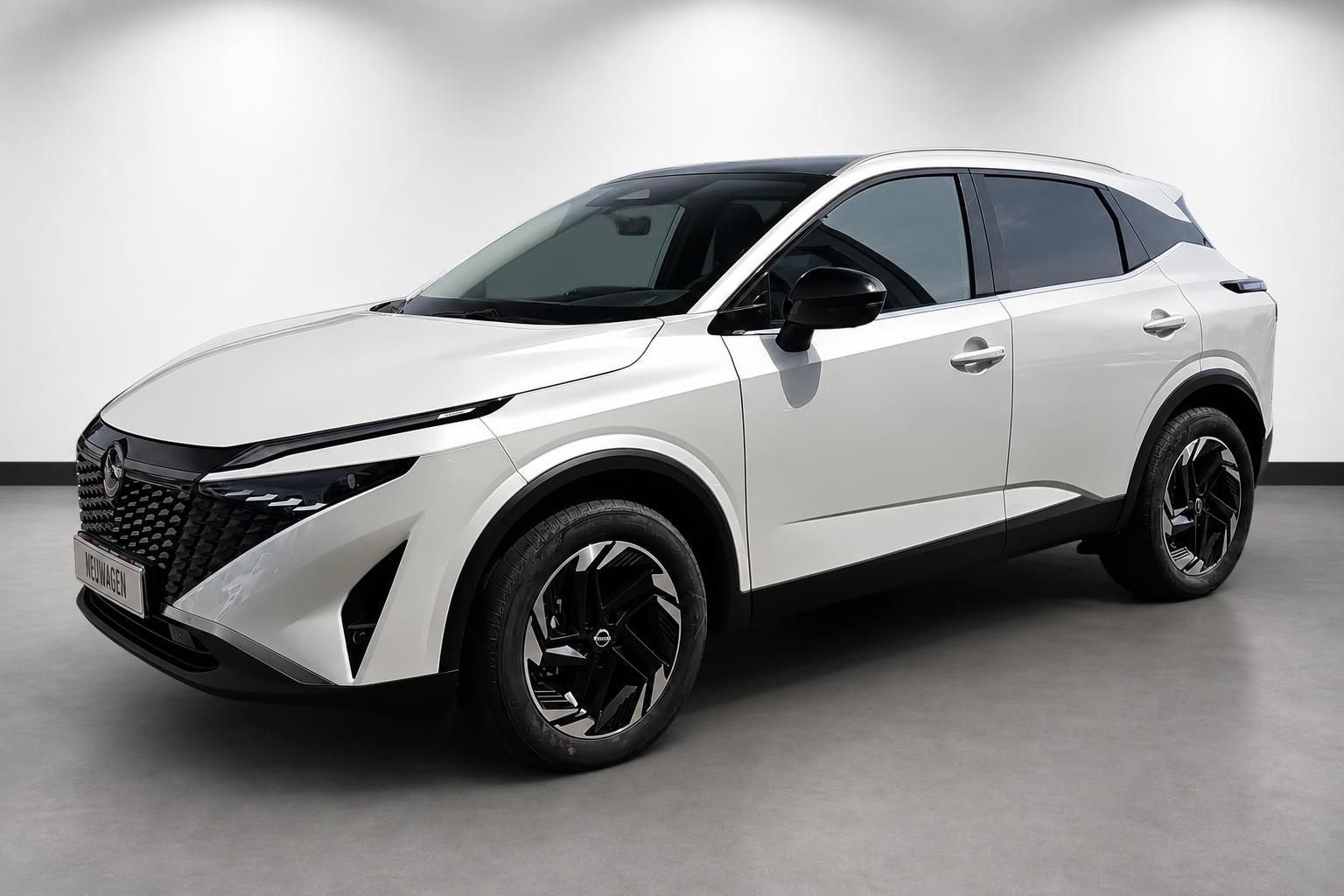 Nissan Qashqai weiß, Frontansicht schräg im Studio fotografiert