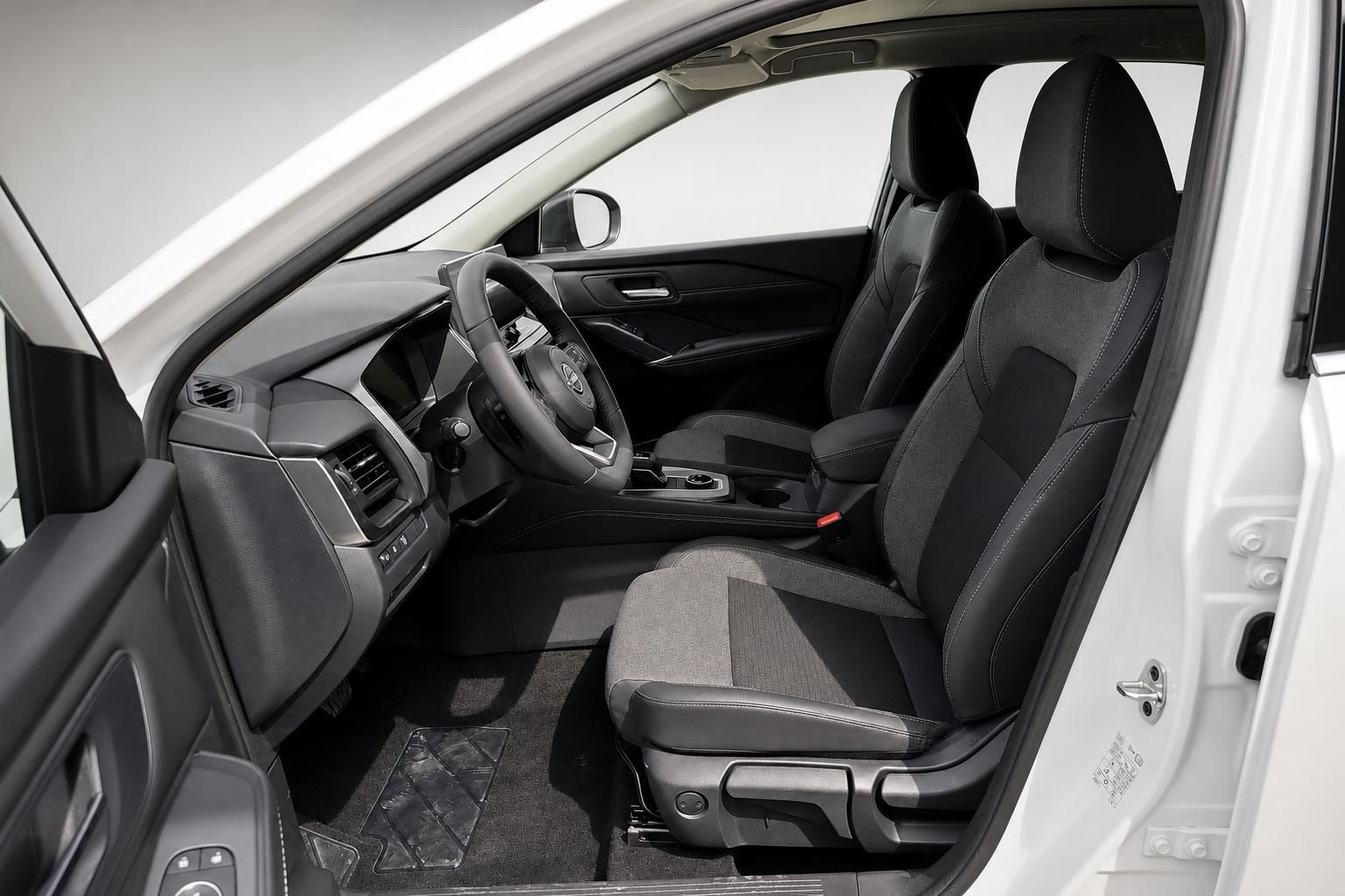 Innenraum Nissan Qashqai mit Blick auf Vordersitze und Cockpit