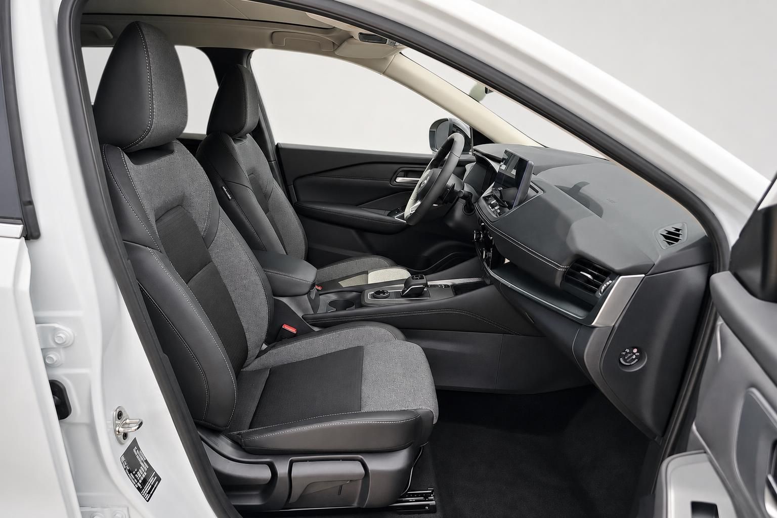 Fahrersitz und Armaturenbrett im Nissan Qashqai Innenraum