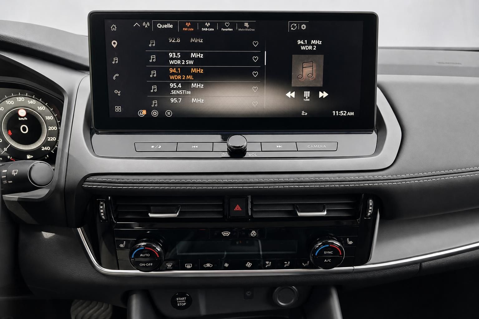 Infotainment-Display und Klimabedienung im Nissan Qashqai