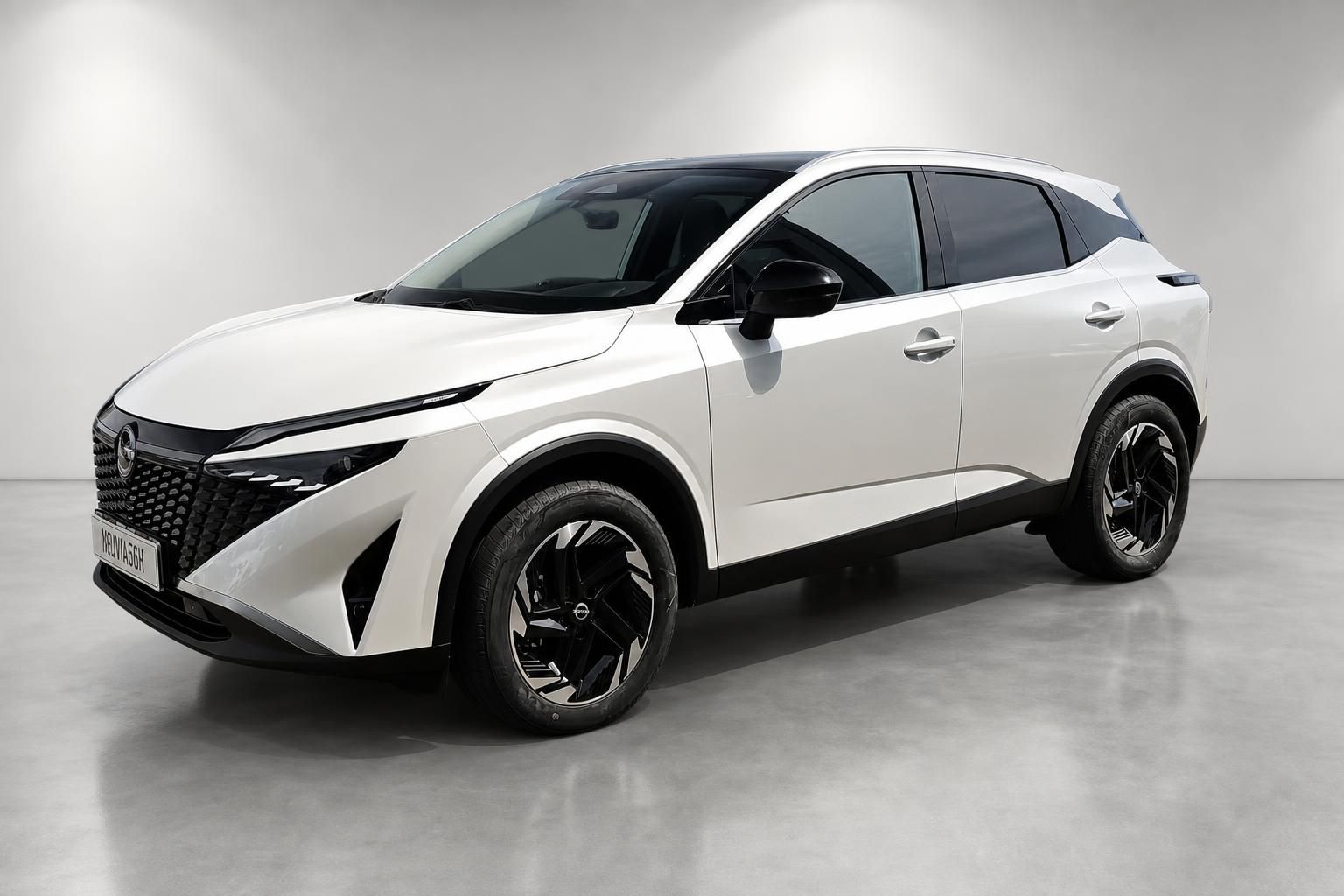 Nissan Qashqai weiß Frontansicht schräg SUV Studiofoto