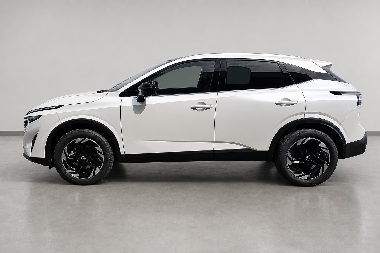 Nissan Qashqai weiß Seitenansicht SUV Studioaufnahme
