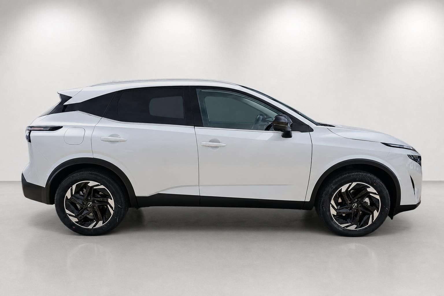 Nissan Qashqai in Weiß, seitliche Profilansicht