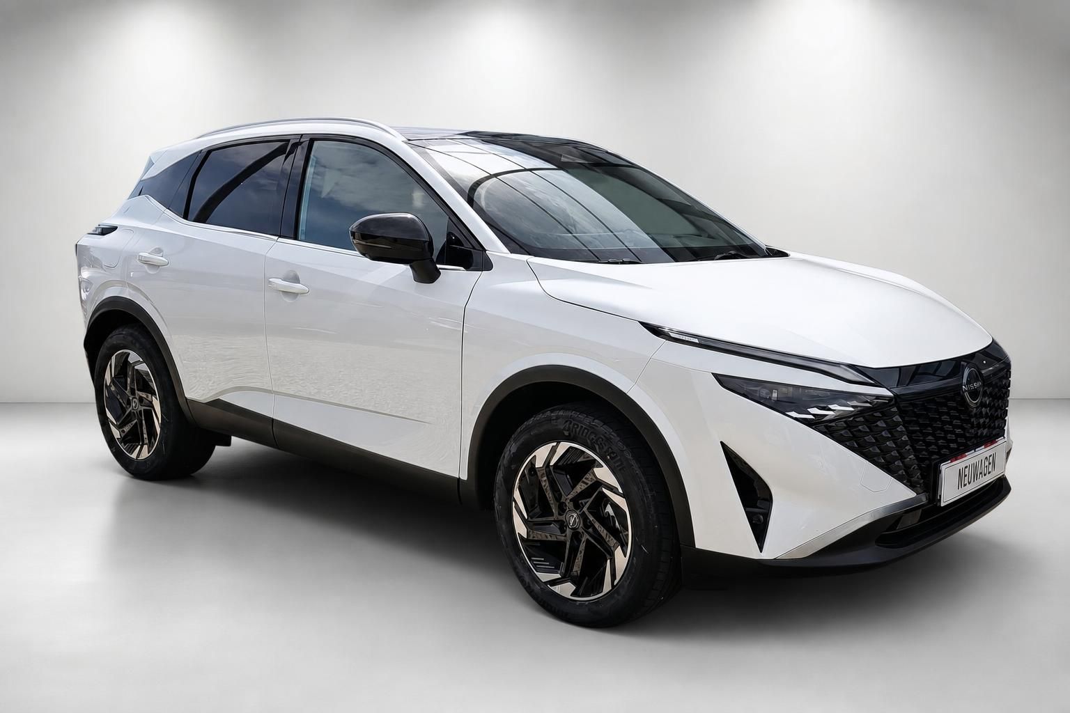 Nissan Qashqai in Weiß, Frontansicht schräg von vorne
