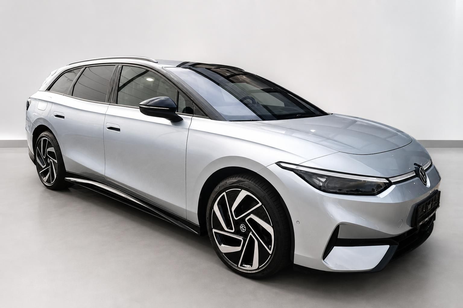 VW ID.7 Tourer in Silber, Frontansicht schraeg im Studio