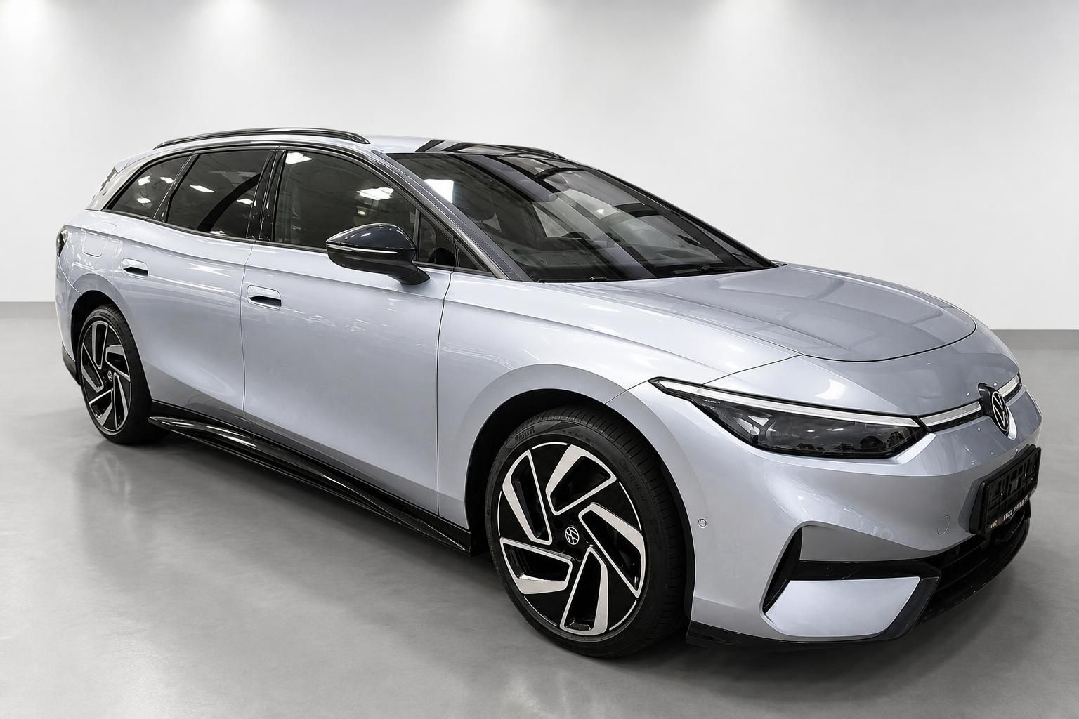 VW ID.7 Tourer in Silber, Frontansicht seitlich im Studio