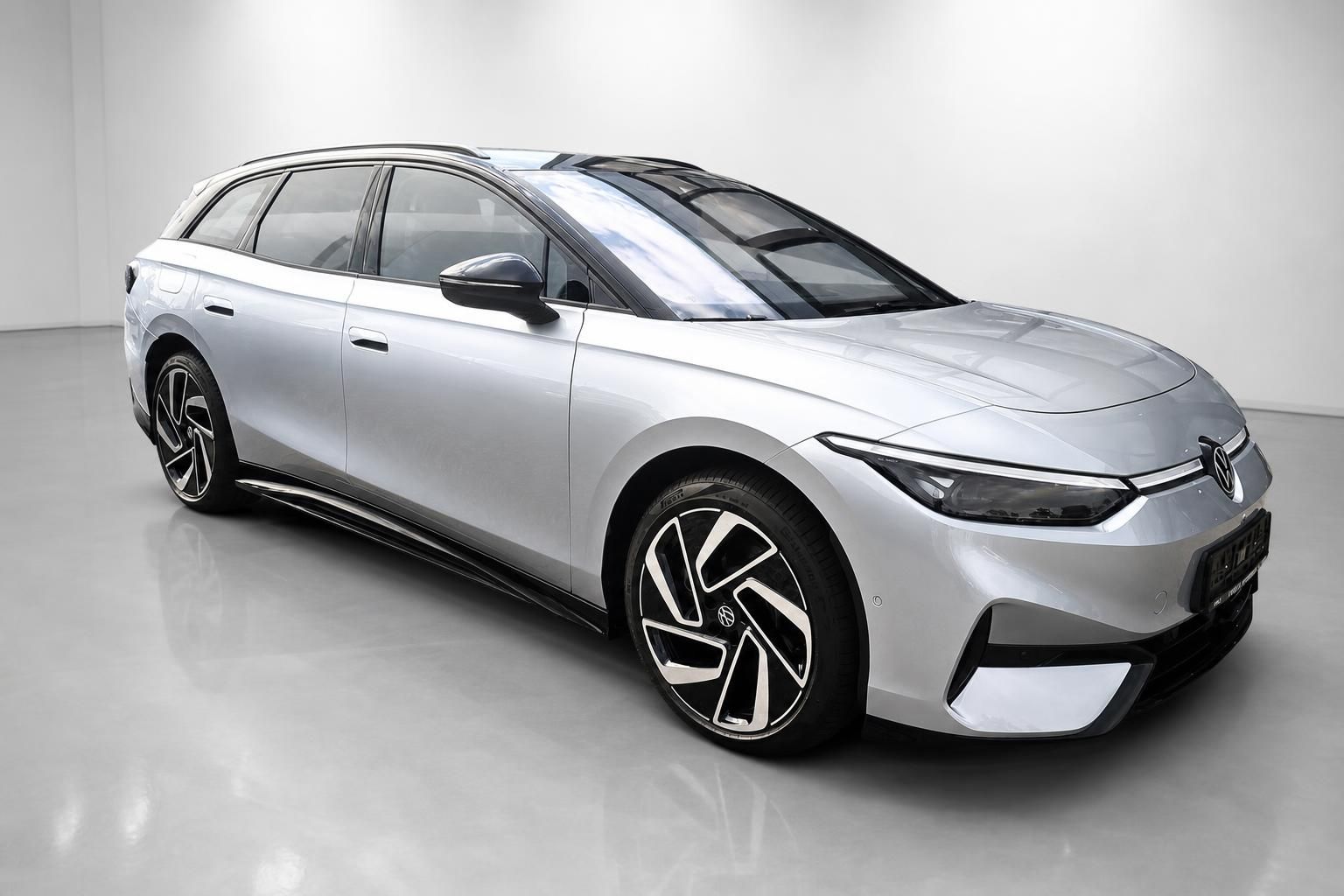 VW ID.7 Tourer Elektro-Kombi in Silber, Studioaufnahme schraeg vorne