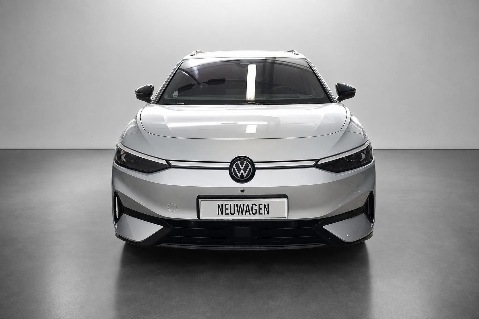 VW ID.7 Tourer Frontansicht mit Neuwagen-Kennzeichen im Studio