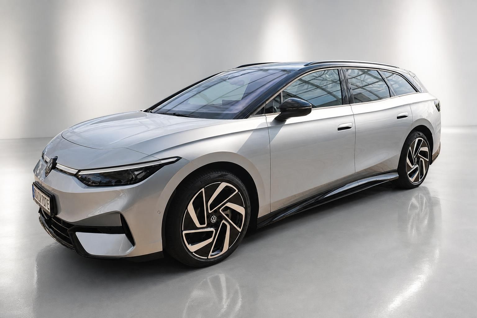 VW ID.7 Tourer in Silber-Beige, Ansicht schraeg vorne im Studio