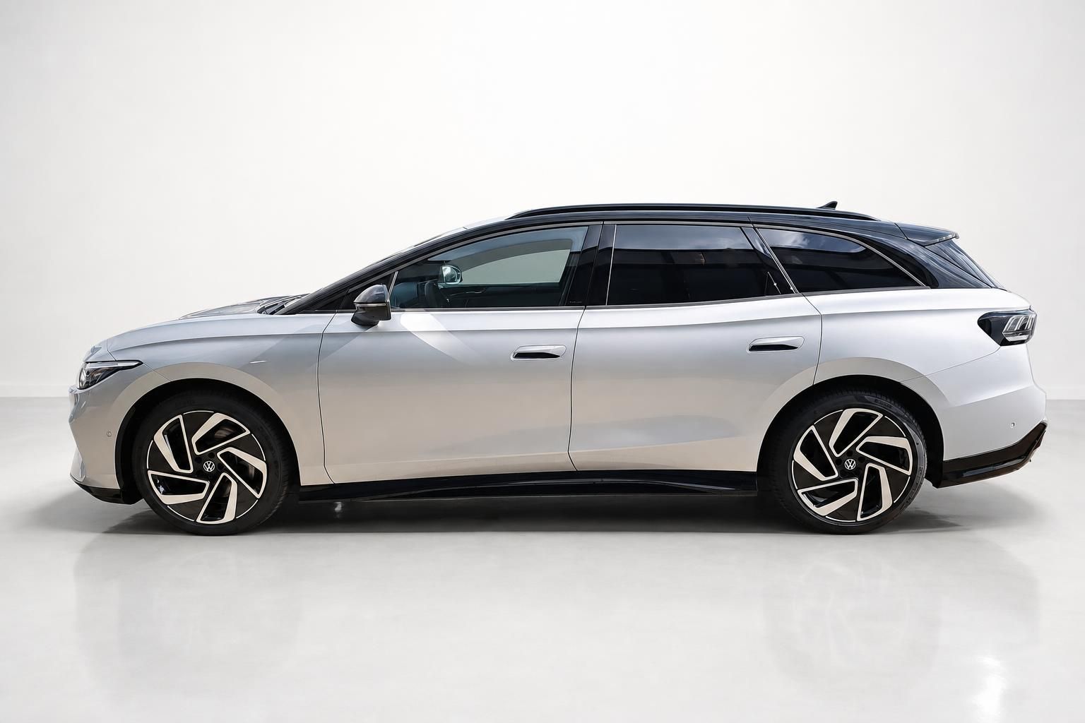 VW ID.7 Tourer Seitenansicht in Silber-Beige, Studiofoto