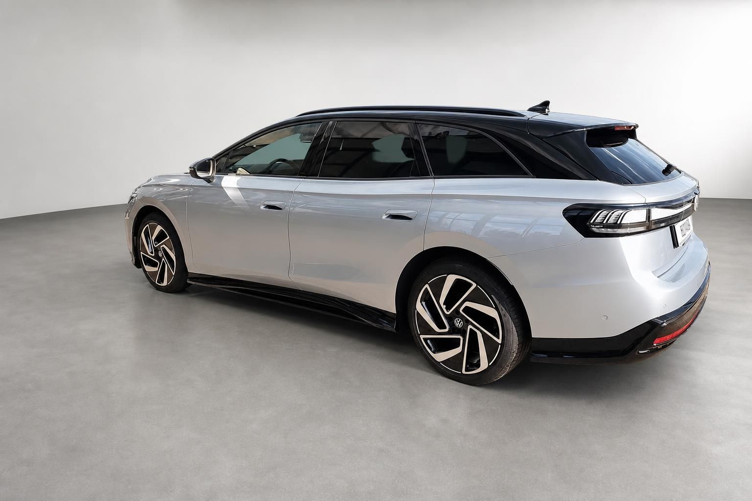 VW ID.7 Tourer in Silber, Heckansicht schraeg im Studio