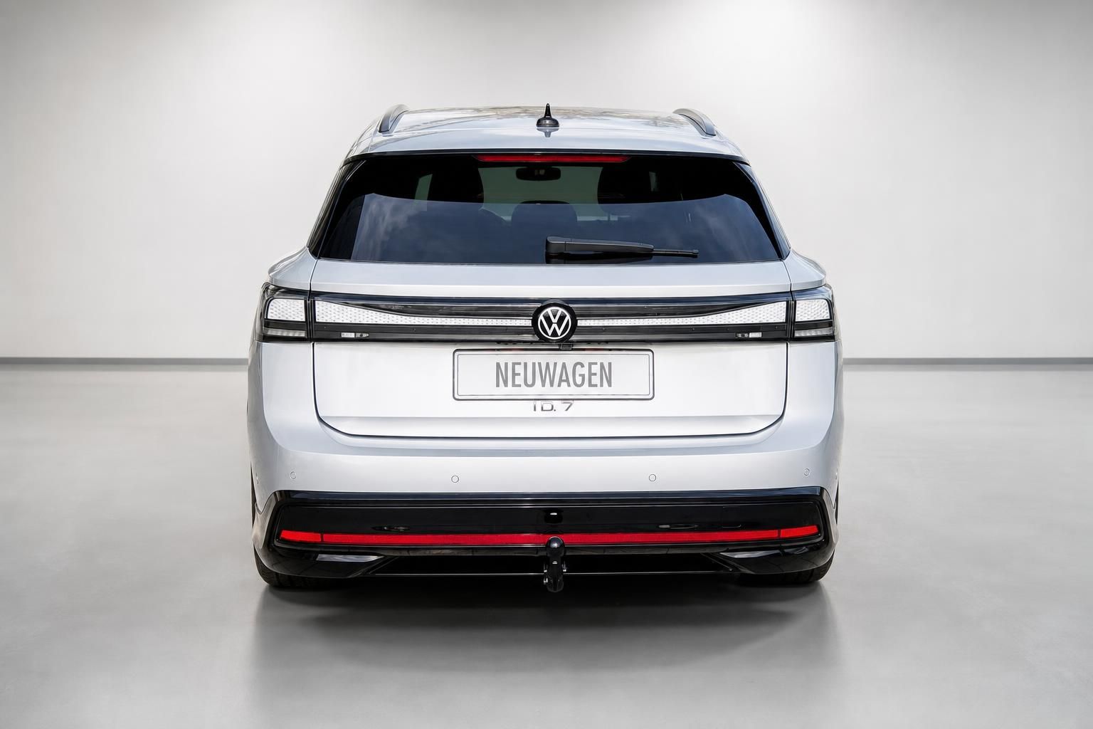 VW ID.7 Tourer silber, direkte Heckansicht mit Ruecklichtern