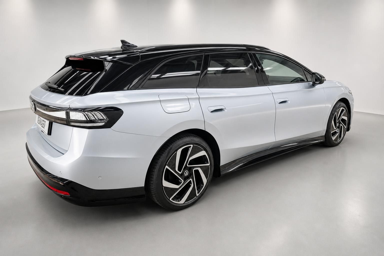 VW ID.7 Tourer in Silber, Heck- und Seitenansicht im Studio