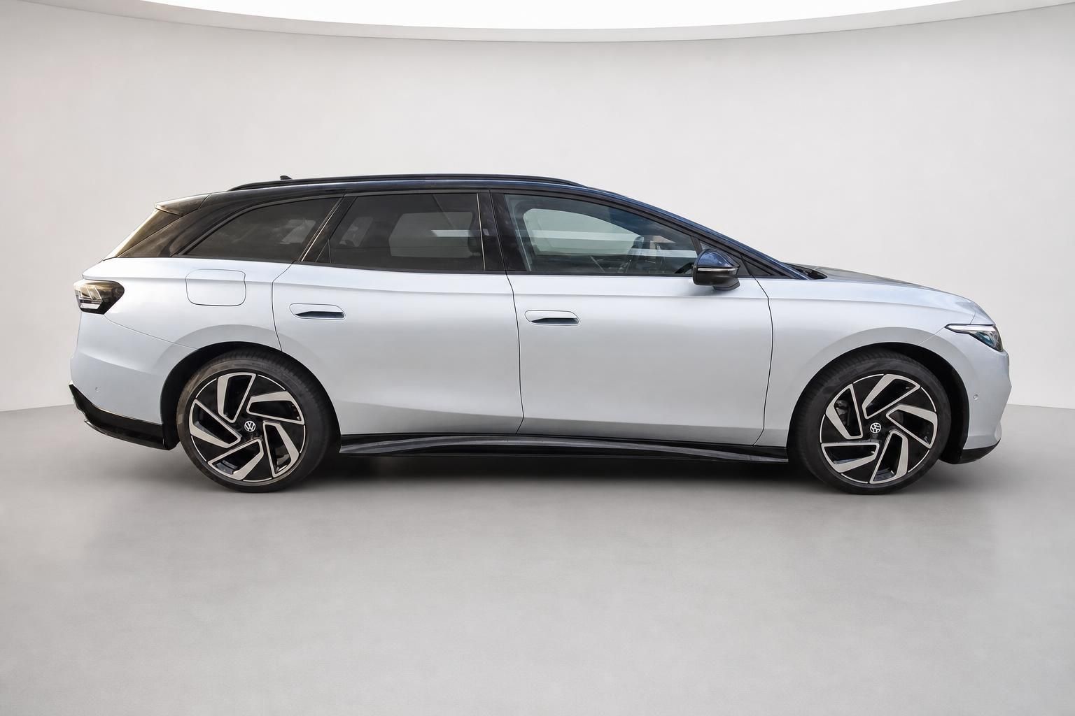 VW ID.7 Tourer silber, Seitenansicht im Fotostudio