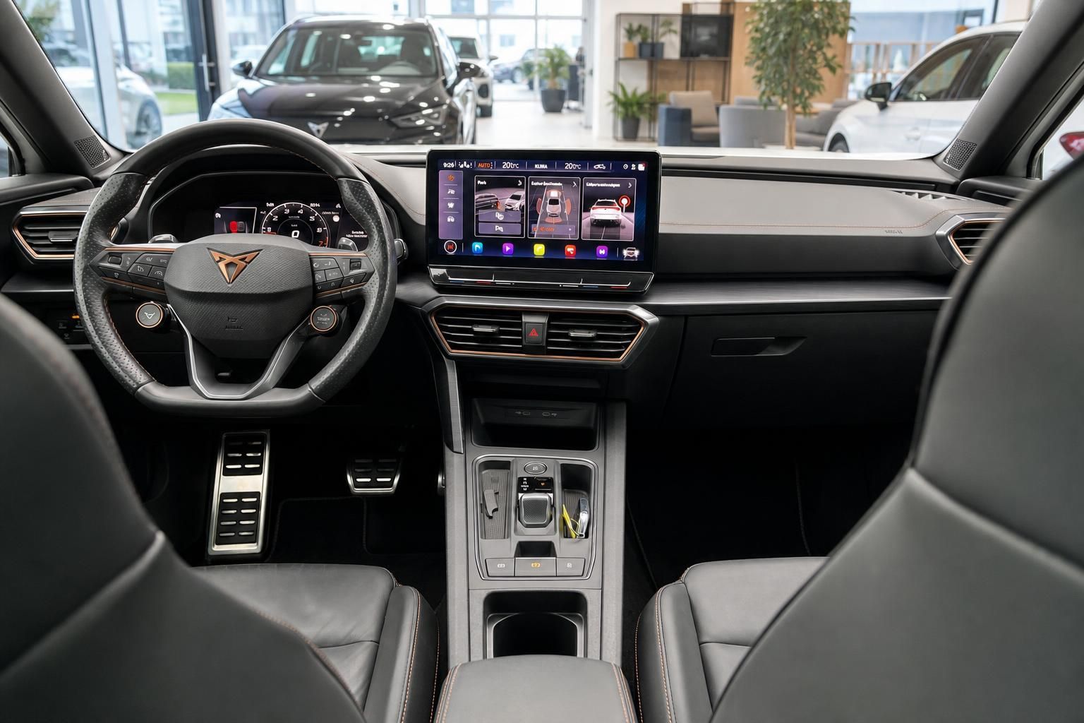 Cupra Cockpit mit Lenkrad, Digitaldisplay und Mittelkonsole