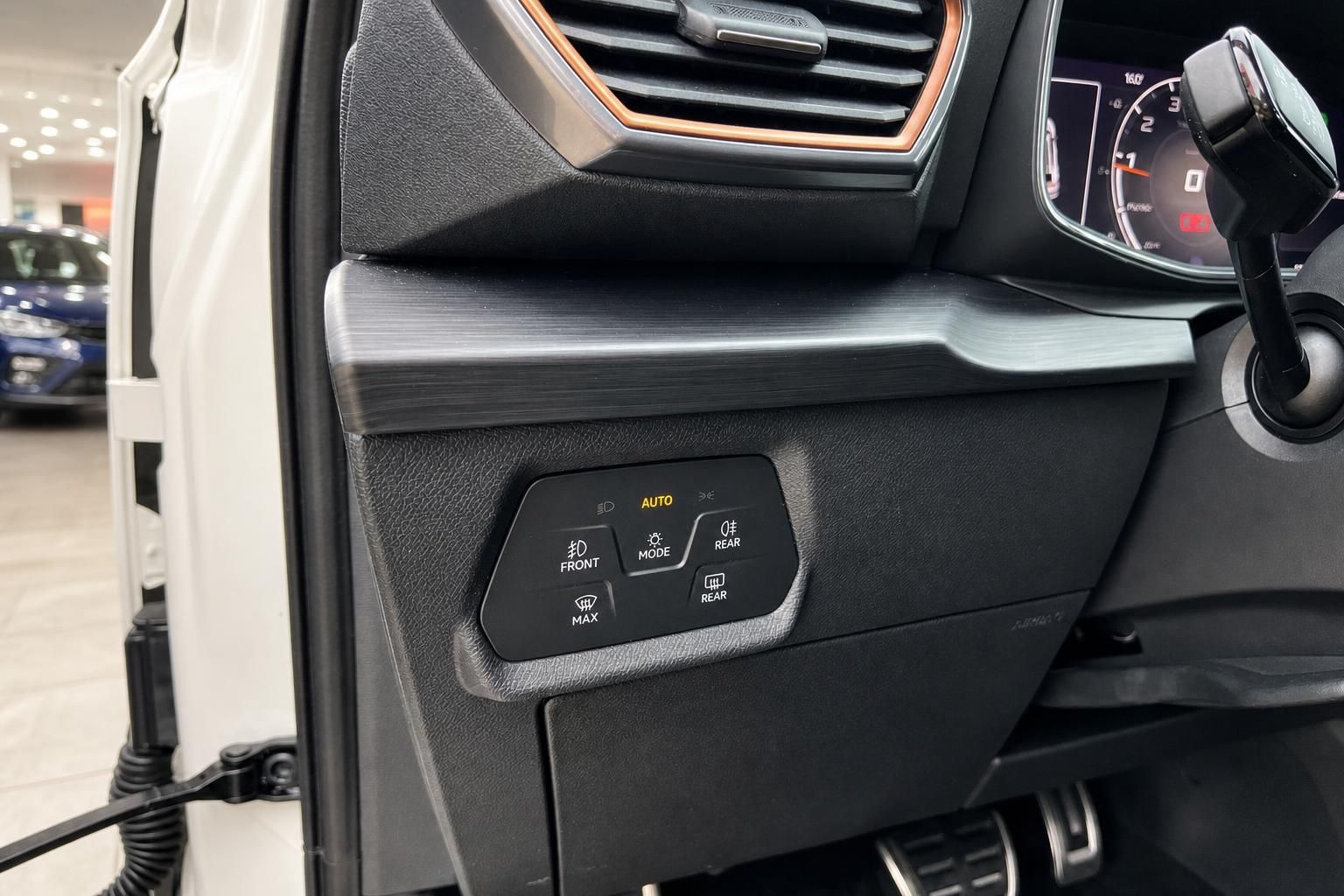 Lichtschalter und Dashboard-Detail im Fahrzeuginnenraum