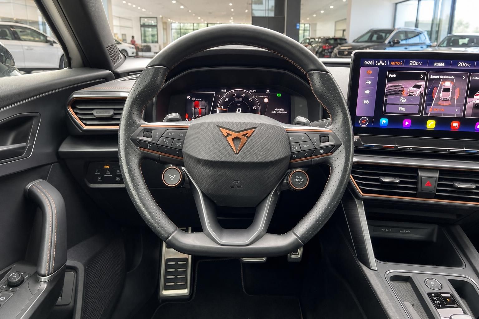Sportlenkrad mit Cupra-Logo und digitalem Cockpit im Innenraum