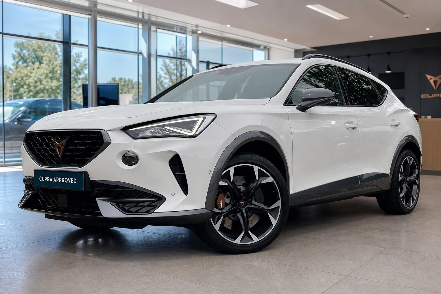 Cupra Formentor weiß in Frontansicht im Autohaus Showroom