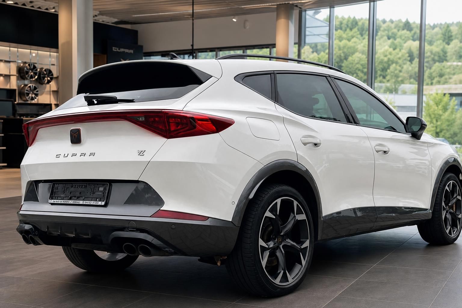 Cupra Formentor weiß Heckansicht mit Sportauspuff im Autohaus