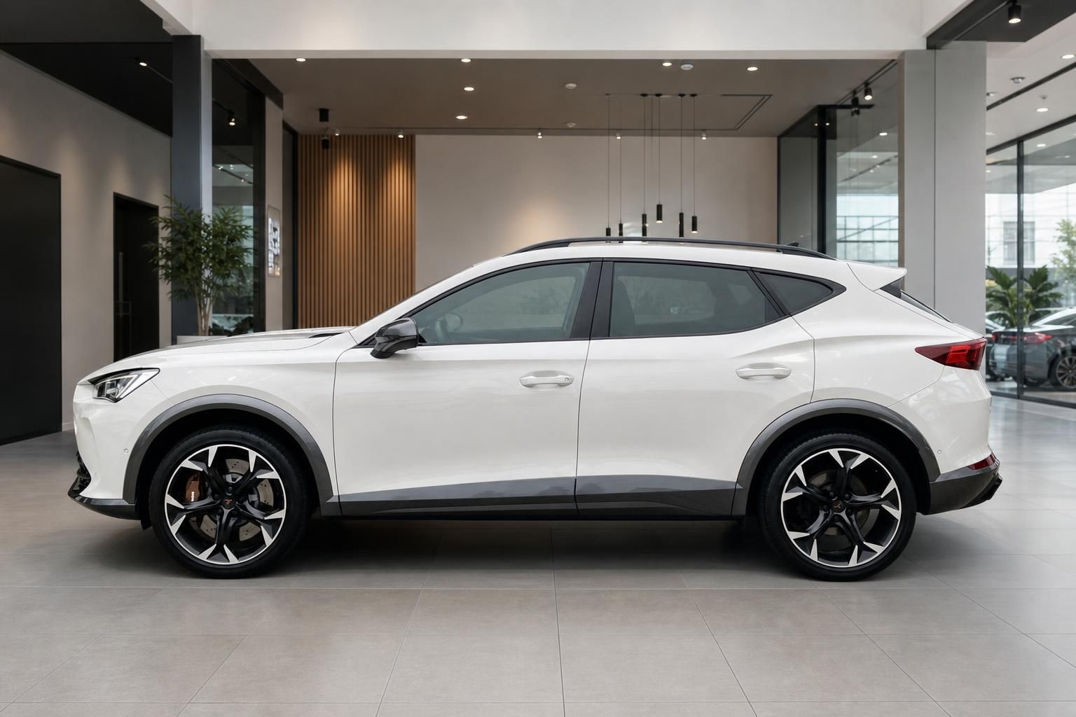Cupra Formentor weiß Seitenansicht mit Sportfelgen im Autohaus