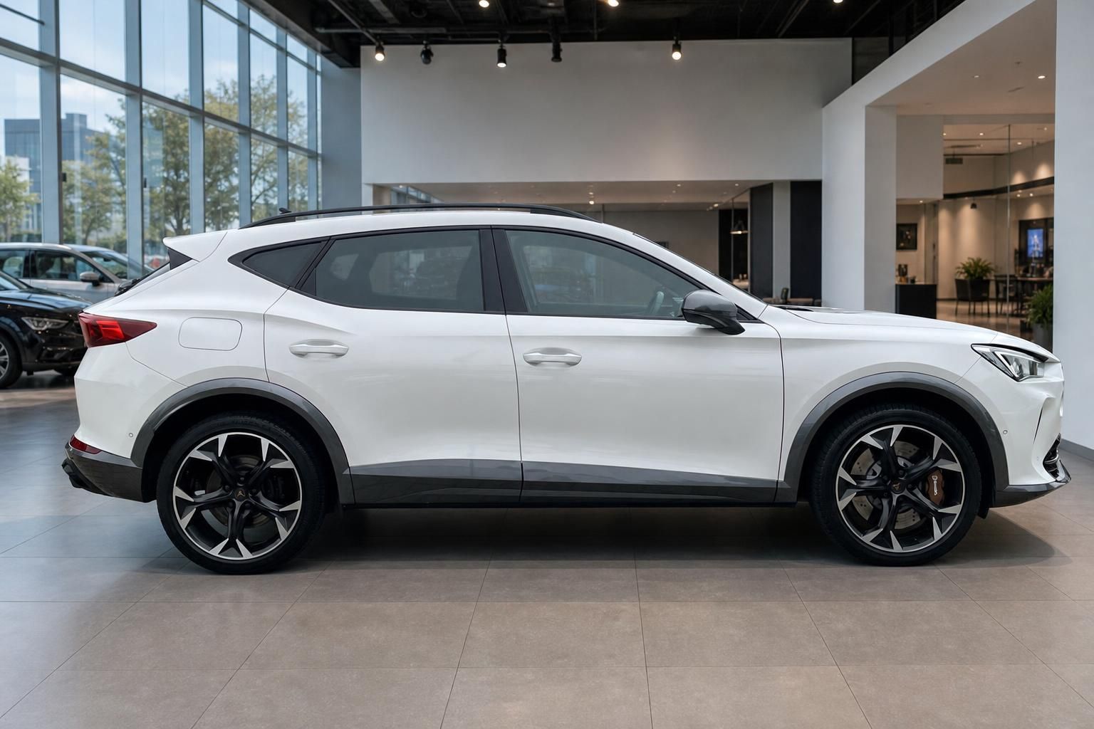Cupra Formentor weiß Seitenansicht im modernen Autohaus Showroom