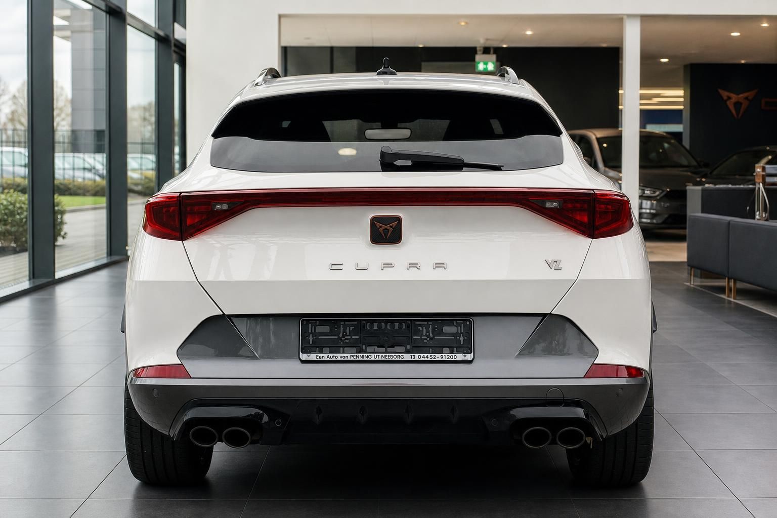 Cupra Heckansicht in Weiß mit LED-Rückleuchten im Autohaus