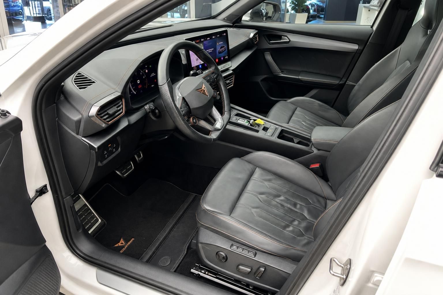 Cupra Innenraum mit Cockpit, Lederausstattung und Touchscreen