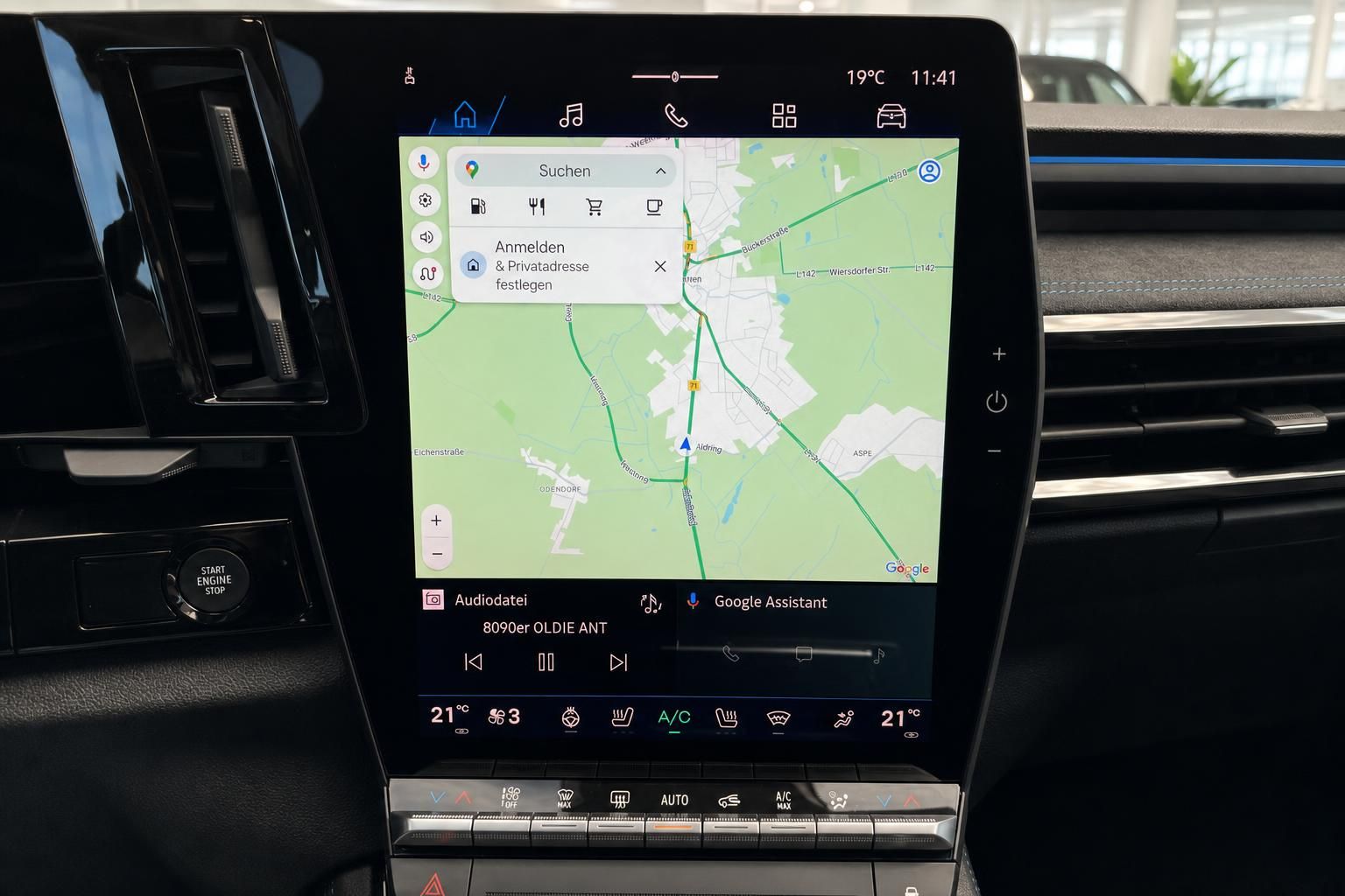 Infotainment-Display mit Navigationskarte im Fahrzeug-Cockpit