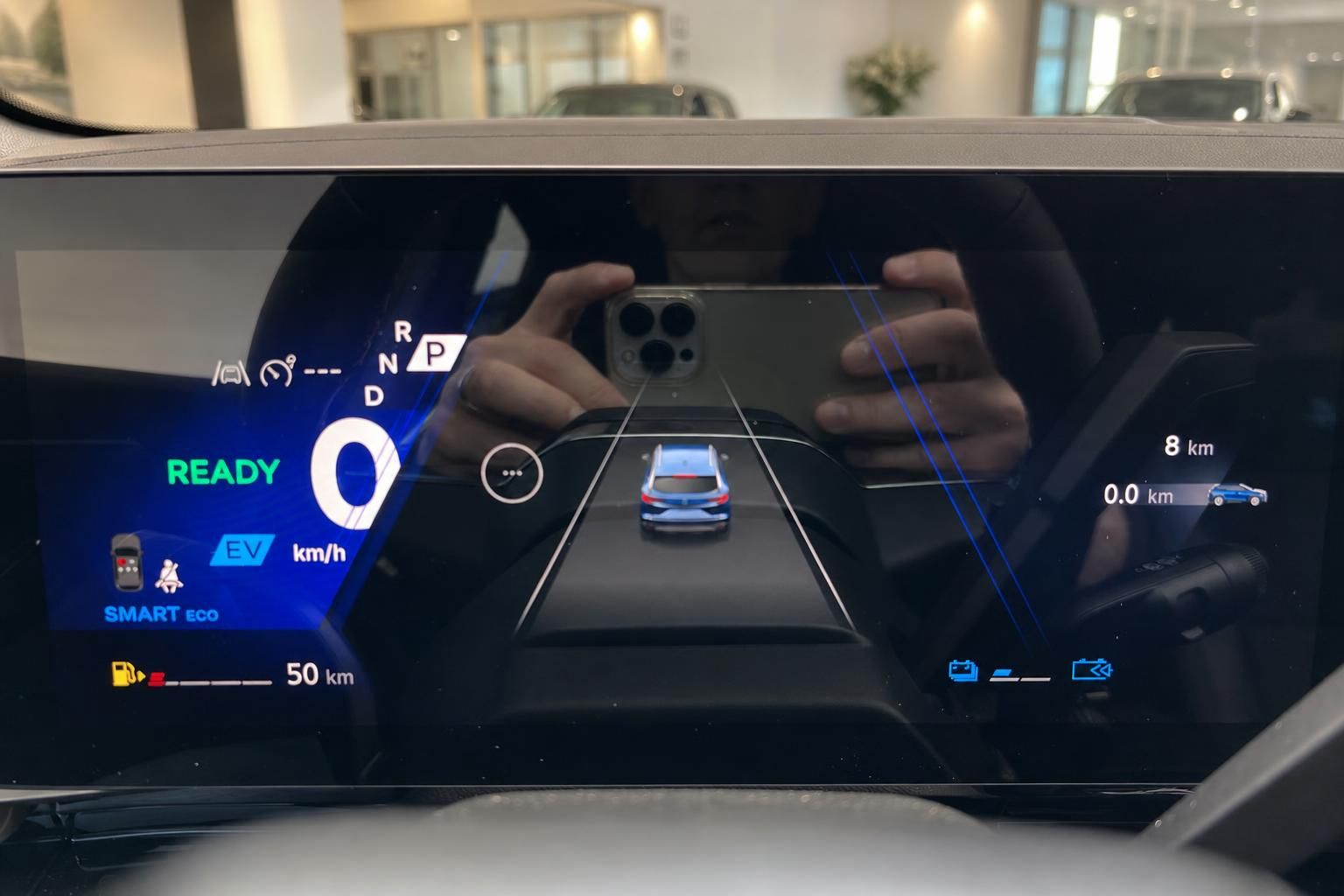 Digitales Kombiinstrument mit Hybrid-Anzeige im Fahrzeuginnenraum