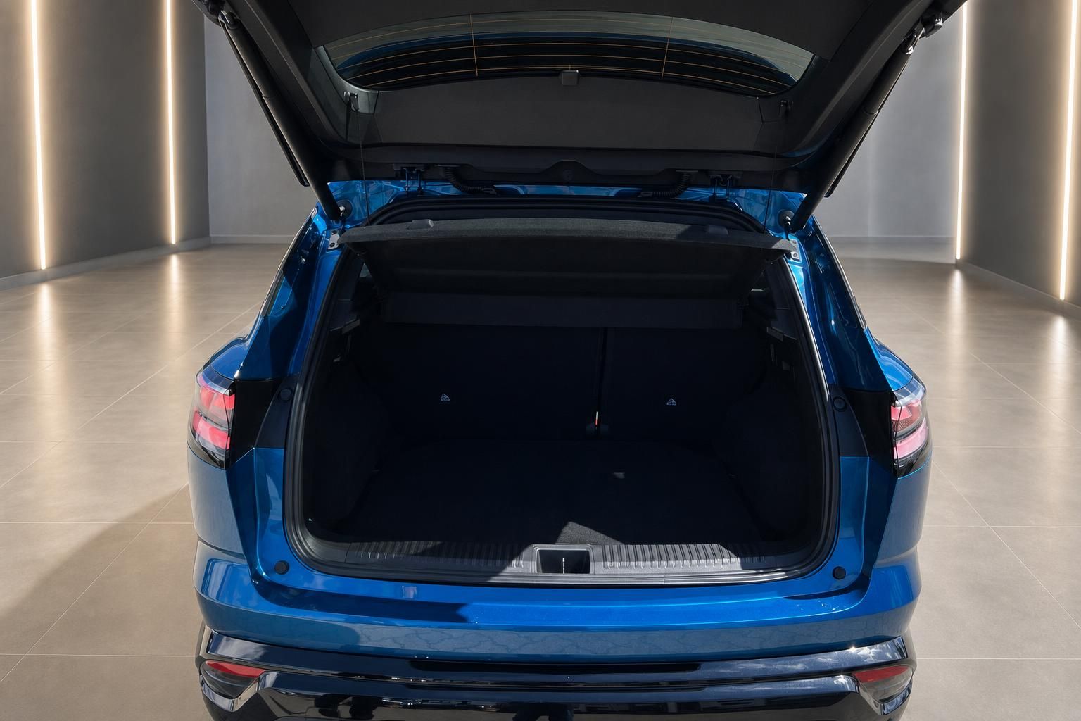 Blaues SUV mit geoeffneter Heckklappe und geraeumigem Kofferraum