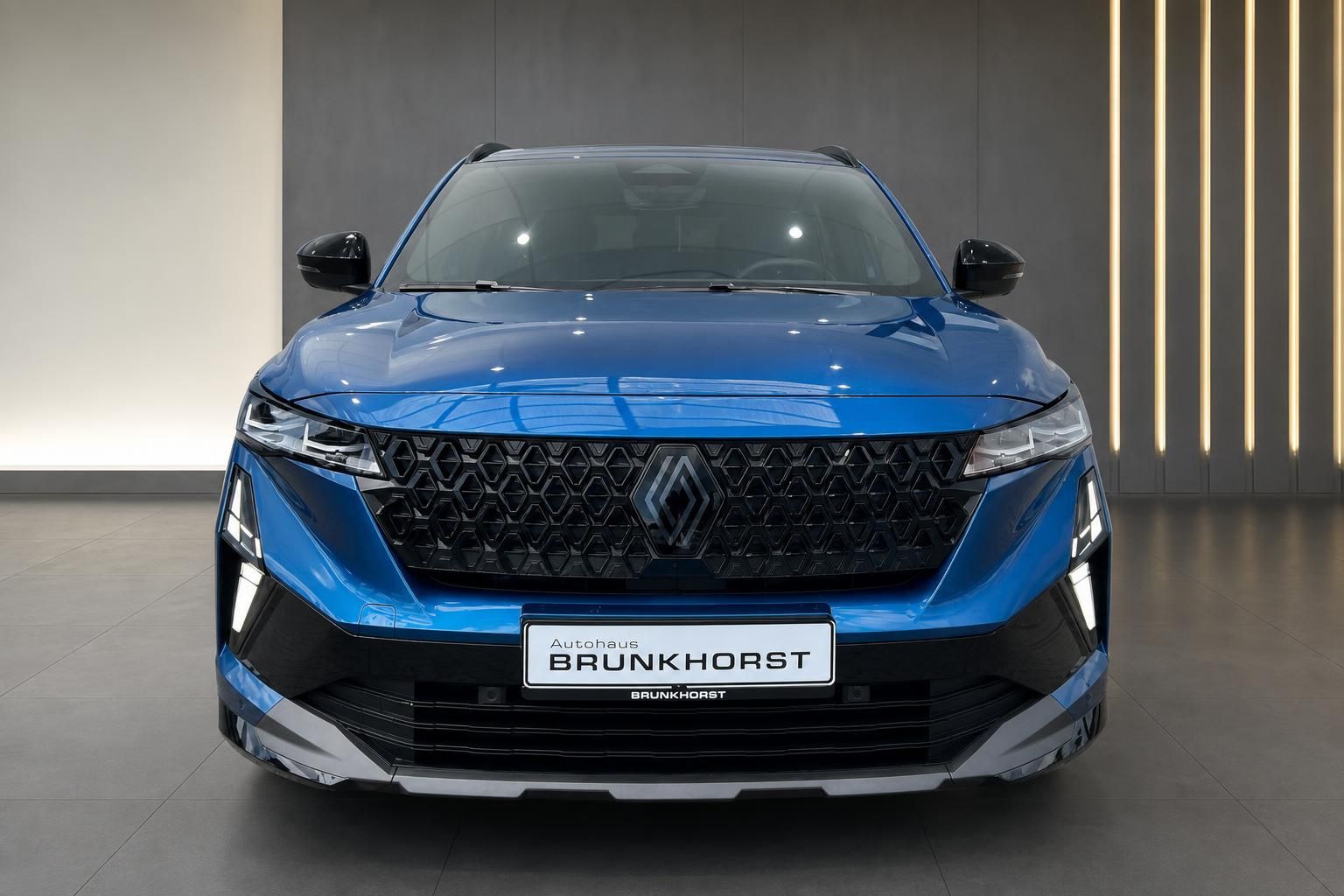 Renault Austral in Blau, Frontansicht mit Kuehlergrill