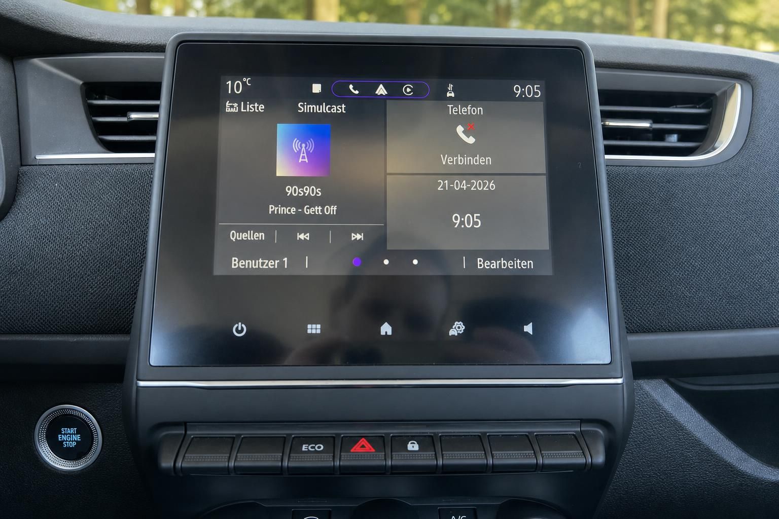 Renault Infotainment-System mit Touchscreen Display und Bedienknöpfen im Fahrzeug-Cockpit