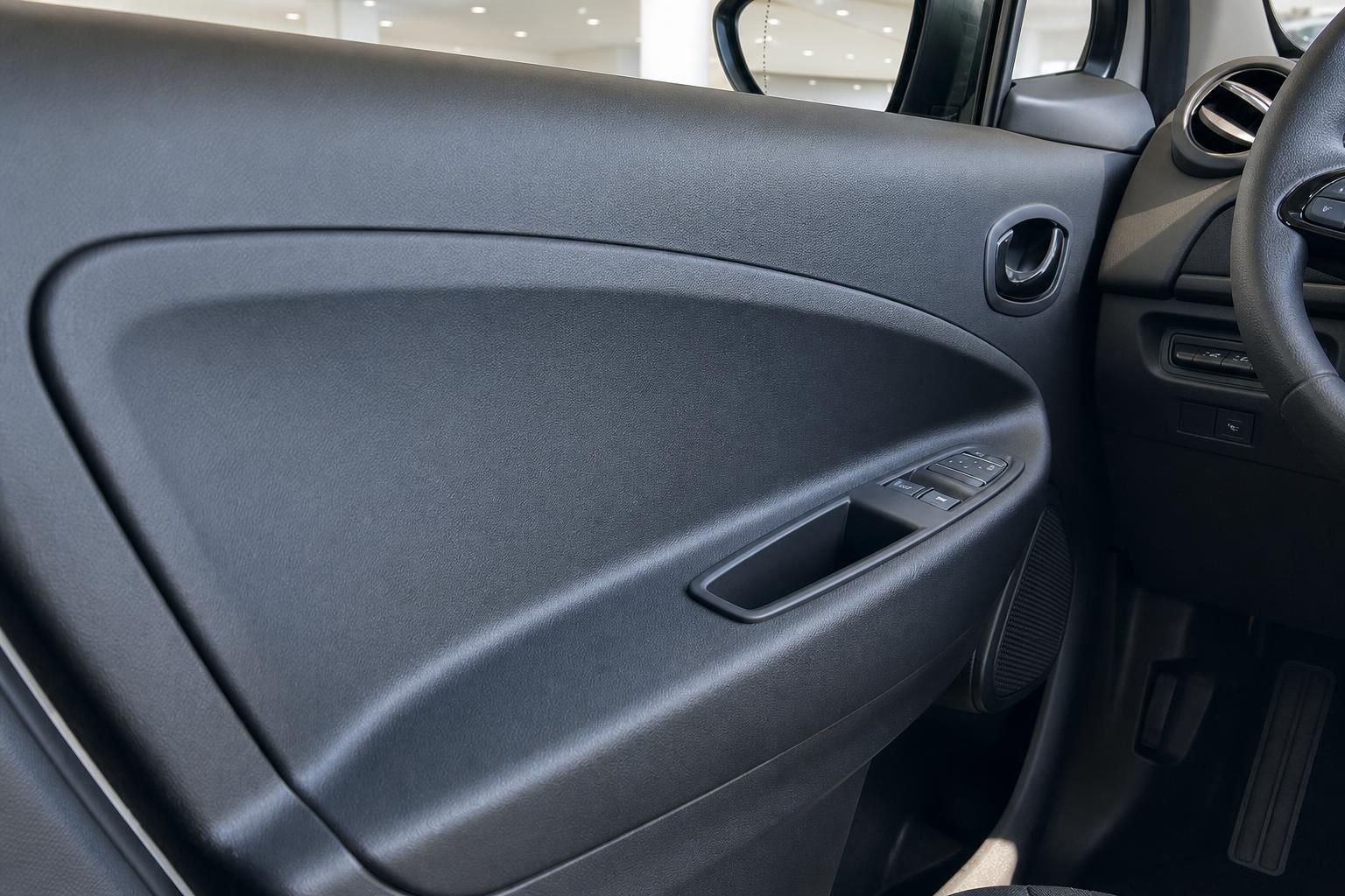 Renault Fahrzeug Innenraum Türverkleidung mit Fensterheberknöpfen und schwarzer Ausstattung