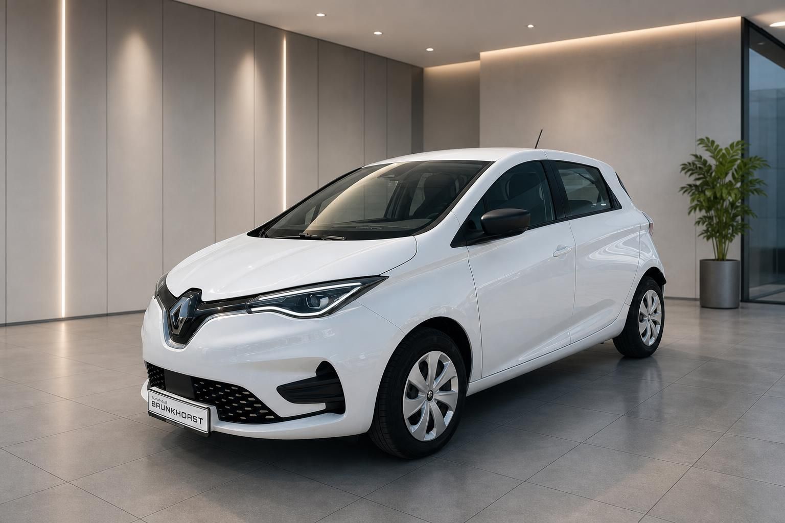 Weißer Renault ZOE Elektrowagen Seitenansicht im eleganten Autohaus-Showroom von Brunkhorst