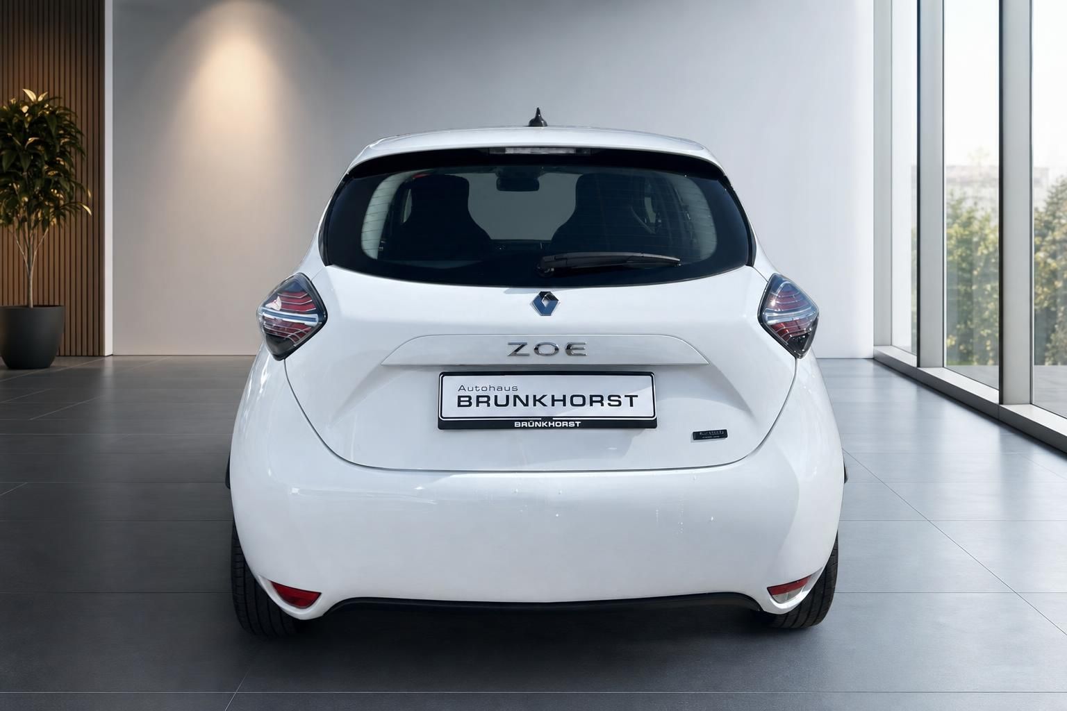 Renault ZOE Elektrofahrzeug Heckansicht in weiß mit Rücklichtern im Autohaus Brunkhorst