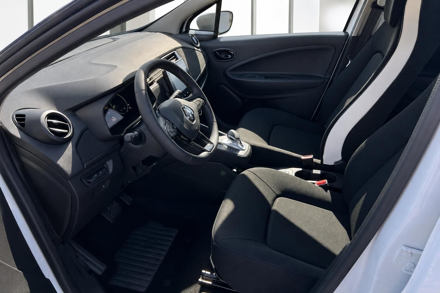 Renault ZOE Innenraum Fahrersitz mit Lenkrad, schwarzer Ausstattung und modernem Cockpit